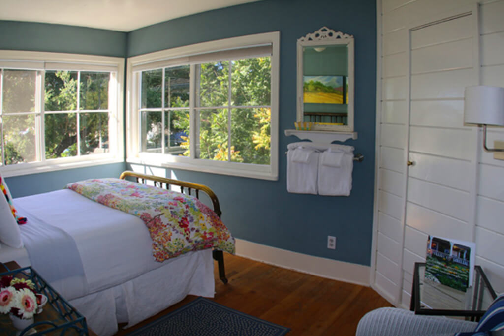 Tree House Room, CA/Lavender Inn, bed and breakfast